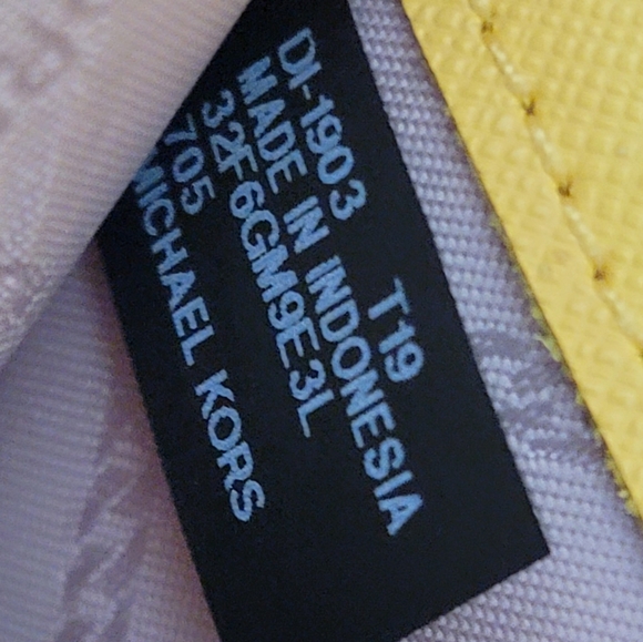 ⚠️LAST 1⚠️ Michael Kors Jet Set LG Phone Wallet - Picture 3 of 5